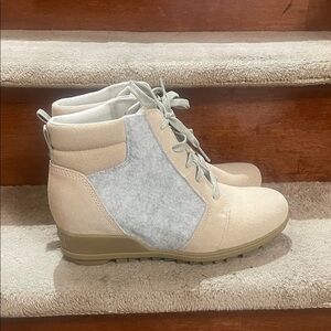 NWT Sorel Women's Lace Up Wedge Boots in Cream and Gray Size 10